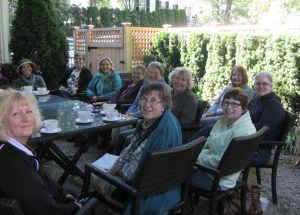 readers at outdoor café